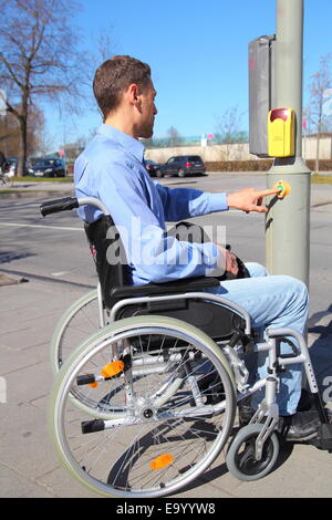 Wheelchairuser sur un passage pour piétons Banque D'Images