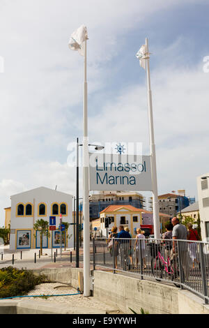 Inscrivez-vous à l'entrée de la nouvelle marina de Limassol, Limassol, Chypre. Banque D'Images