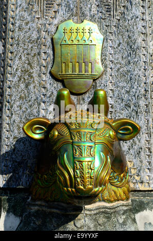 Tête de taureau, Vilmos Zsolnay fountain memorial. Hongrie Pecs Baranya county South Transdanubia. Détail avec armoiries Banque D'Images