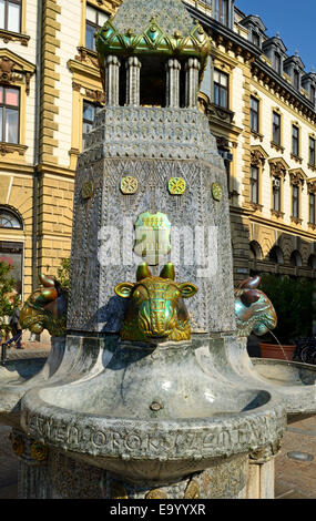 Tête de taureau, Vilmos Zsolnay fountain memorial. Hongrie Pecs Baranya county South Transdanubia. Détail, trois des quatre tête de taureau Banque D'Images