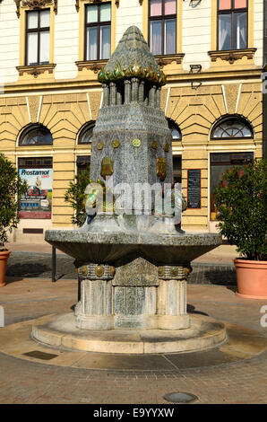 Tête de taureau, Vilmos Zsolnay fountain memorial. Hongrie Pecs Baranya county South Transdanubia. Détail, deux des quatre tête de taureau. Banque D'Images