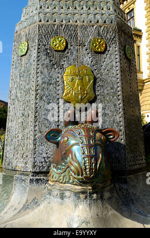 Tête de taureau, Vilmos Zsolnay fountain memorial. Hongrie Pecs Baranya county South Transdanubia. Détail avec blason de la T Banque D'Images