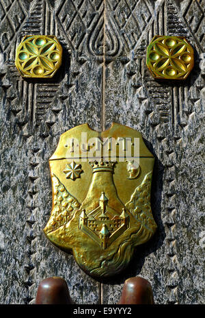 Tête de taureau, Vilmos Zsolnay fountain memorial. Hongrie Pecs Baranya county South Transdanubia. Détail avec blason de la T Banque D'Images