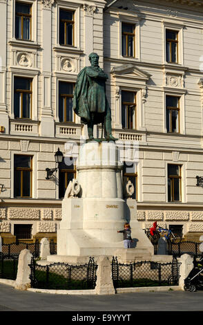Statue de Kossuth Lajos devant un bâtiment gouvernemental, Pecs Hongrie Europe Banque D'Images