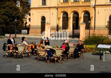 Café en plein air en face de synagogue à la Place Kossuth Lajos Ter, Pecs Hongrie Europe Banque D'Images