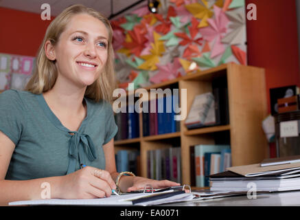 Sales assistant doing paperwork in stationery shop Banque D'Images