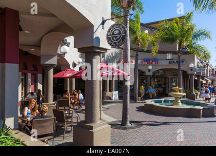 Café et magasins sur la rue Main, au centre-ville de Huntington Beach, Orange County, Californie, USA Banque D'Images