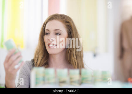 Navigation sur les produits femme présentoir Banque D'Images