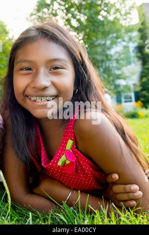 Girl lying on grass Banque D'Images