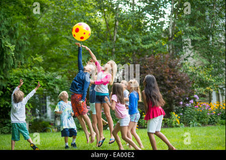 Enfants jouant dans le jardin jeu de balle Banque D'Images