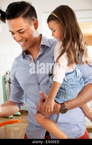 Père holding daughter Banque D'Images