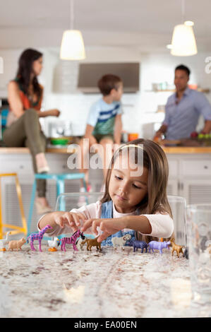 Girl Playing with toy animaux Banque D'Images