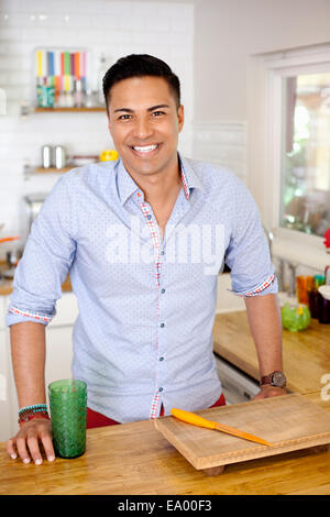 Mid adult man in kitchen, portrait Banque D'Images