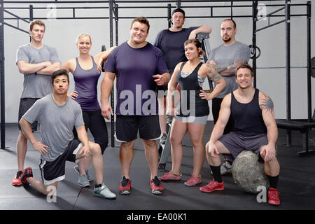 Portrait de huit personnes dans une salle de sport Banque D'Images