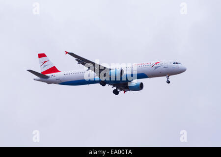 Airbus A321-211, OE-LBE d'Austrian Airlines à l'approche de l'aéroport de Larnaca, Chypre. Banque D'Images