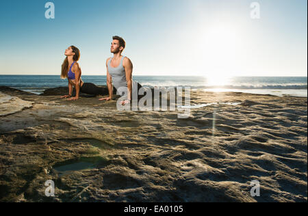 Cobra yoga pose, plage de Windansea, La Jolla, Californie Banque D'Images