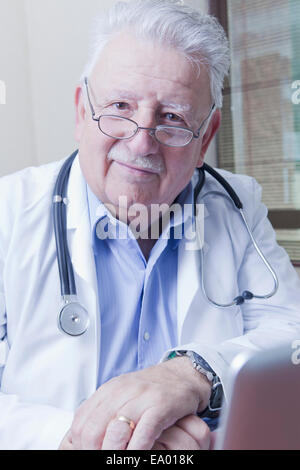 Portrait de senior doctor Banque D'Images