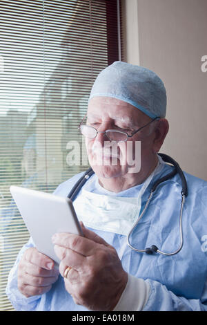 Chirurgien Senior lecture digital tablet Banque D'Images
