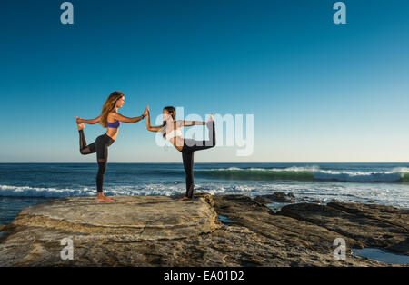 Posture du danseur, plage de Windansea, La Jolla, Californie Banque D'Images