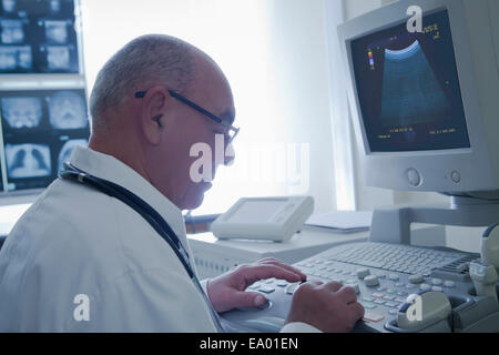 Médecin échographe d'exploitation Banque D'Images