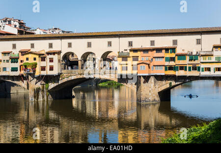 La province de Florence, Florence, Toscane, Italie. Sculler passant sous le Ponte Vecchio, ou Vieux Pont, sur le fleuve Arno. Banque D'Images