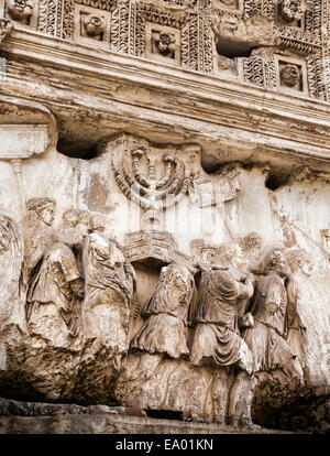 Rome, Italie. La procession d'experts sur l'Arc de Titus dans le Forum Romain, commémorant la conquête de la Judée. Banque D'Images