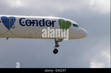 Boeing 757 Condor, l'atterrissage à l'Aéroport International de Manchester. Close up photo. Banque D'Images