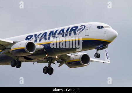 Boeing 737-800 de Ryanair à l'atterrissage de l'Aéroport International de Manchester. Close up photo d'avion à l'atterrissage. Banque D'Images