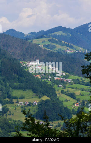 Lazec, près de Cerkno, région du littoral, la Slovénie. Ville typique de montagne. Banque D'Images