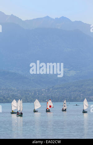 Annecy, Haute-Savoie, Rhône-Alpes, France. Les enfants petits voiliers sur le lac d'Annecy. Banque D'Images