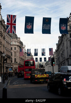 Ligue nationale de football drapeaux flottant sur Regent Street, Londres, Angleterre, Royaume-Uni Banque D'Images