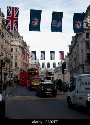 Ligue nationale de football drapeaux flottant sur Regent Street, Londres, Angleterre, Royaume-Uni Banque D'Images