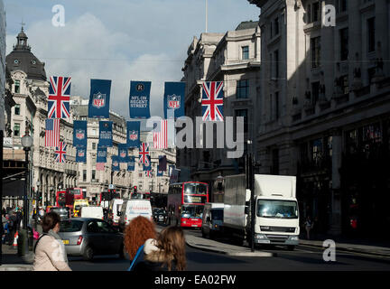 Ligue nationale de football drapeaux flottant sur Regent Street, Londres, Angleterre, Royaume-Uni Banque D'Images