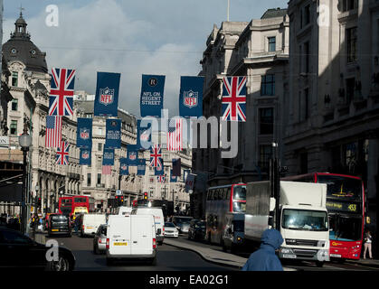 Ligue nationale de football drapeaux flottant sur Regent Street, Londres, Angleterre, Royaume-Uni Banque D'Images