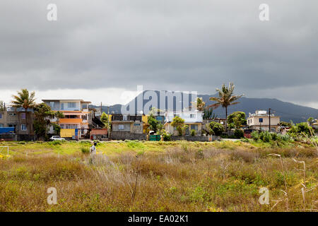 Le paysage, y compris les montagnes et les maisons de tous les jours dans le centre de l'Ile Maurice, Banque D'Images