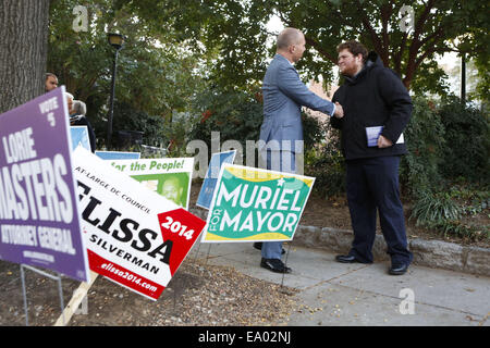 Washington, District de Columbia, Etats-Unis. 4ème Nov, 2014. Tôt ce matin, le candidat indépendant pour le maire du District de Columbia 2014 DAVID A. CATANIA est présent au bureau de vote. © Oliver Contreras/ZUMA/Alamy Fil Live News Banque D'Images
