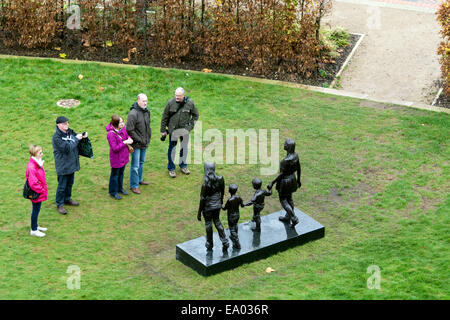 'Un vrai famille Birmingham' sculpture par Gillian Wearing, Birmingham, UK Banque D'Images