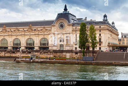 Paris, France - 07 août 2014 : la côte de la rivière Seine, façade de l'Orsay Musée d'art moderne à Paris, France Banque D'Images