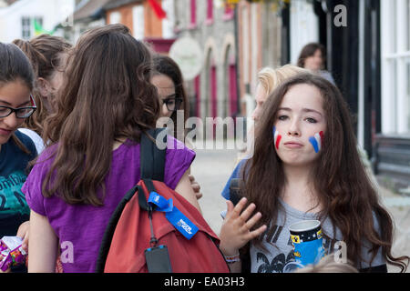 Jeunes étudiantes visiter Suffolk célébrer le jour de la Bastille par peindre le drapeau français sur leurs visages. Banque D'Images