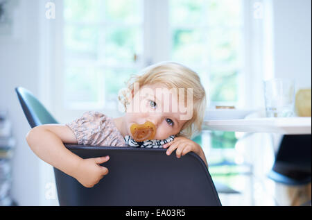 Portrait fatigué female toddler in living room Banque D'Images