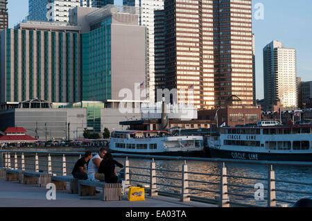 La partie basse de Manhattan. La promenade à travers le pont de Brooklyn est bien connu, mais pas tant le Staten Island Ferry, un ferry à un autre Banque D'Images