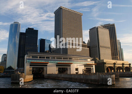 Depuis le bateau qui nous mène à Staten Island, vous offrent de superbes vues sur Manhattan. La promenade à travers le pont de Brooklyn est Banque D'Images