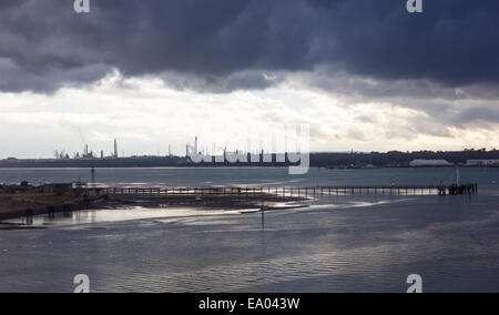 La centrale électrique de Fawley déclassés comme vu de pont Itchen, Southampton sur une journée nuageuse. Banque D'Images