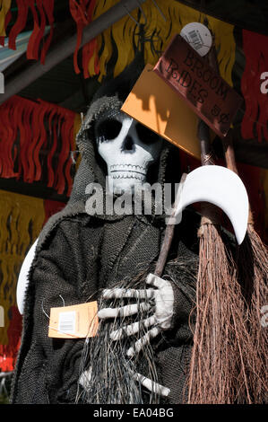 Crâne est affiché lors d'une Halloween, festival de la citrouille. Staten Island. New York. USA. Cueillette de citrouilles à Decker ferme dispose de foin, peinture sur visage, des animaux de ferme, visite à la ferme, les arts et l'artisanat, un labyrinthe de maïs, la danse carrée, et un potager dans une ferme historique à Staten Island. Banque D'Images