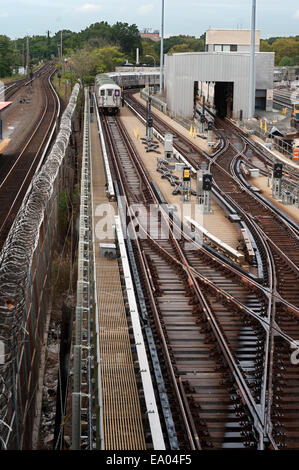 New York, anciennes pistes et les wagons du métro à Flushing Meadow. Les 7 et 7 Local de rinçage le rinçage Express sont deux s de transport en commun rapide Banque D'Images