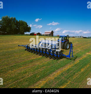 Agriculture - New Holland tracteur semoir avec la plantation (forage) le soya en semis direct / Ames, Iowa, USA. Banque D'Images