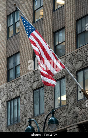 Terra-cotta sur la Frise Chanin Building, New York. L'évolution en laiton sur la Frise Chanin Building, New York. L Chanin Building est une bri Banque D'Images