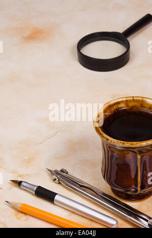 Crayon, stylo et tasse de thé Banque D'Images