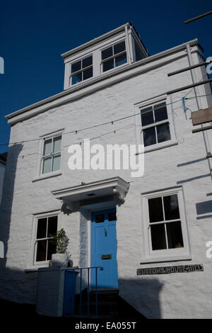 Ciel bleu sur la vieille maison à Fowey Cornwall Banque D'Images