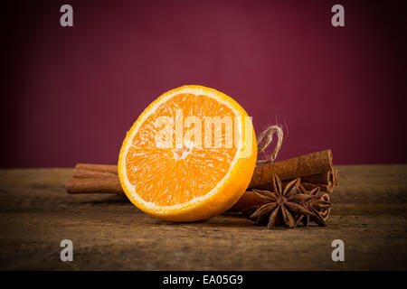 Fruits orange, cannelle et anis étoile sur table en bois Banque D'Images